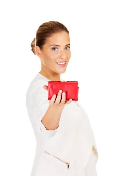Hermosa mujer de negocios feliz sosteniendo cartera roja —  Fotos de Stock