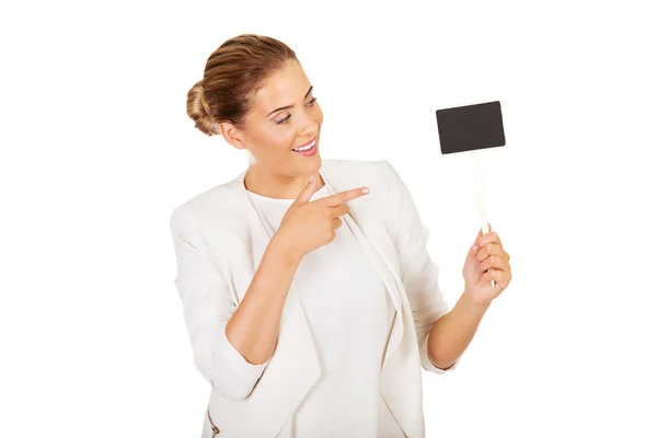 Young businesswoman holding small empty advertising board — Stock Photo, Image