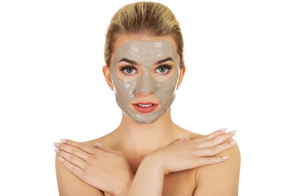Giovane donna con maschera facciale — Foto Stock