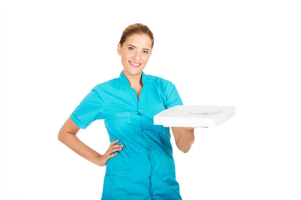 Médico joven o enfermero sosteniendo peso —  Fotos de Stock