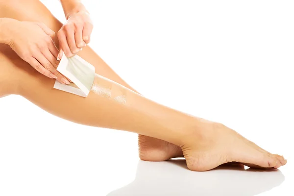 Woman waxing her leg — Stock Photo, Image