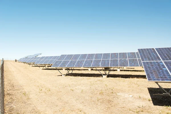 Панели солнечной электростанции на поле — стоковое фото