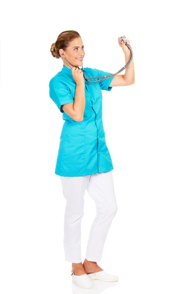 Doctora o enfermera joven con estetocopio — Foto de Stock