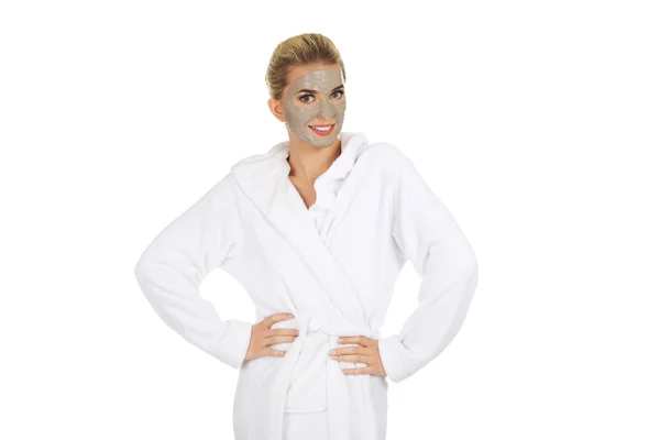 Jonge gelukkig vrouw met gezichtsmasker. — Stockfoto