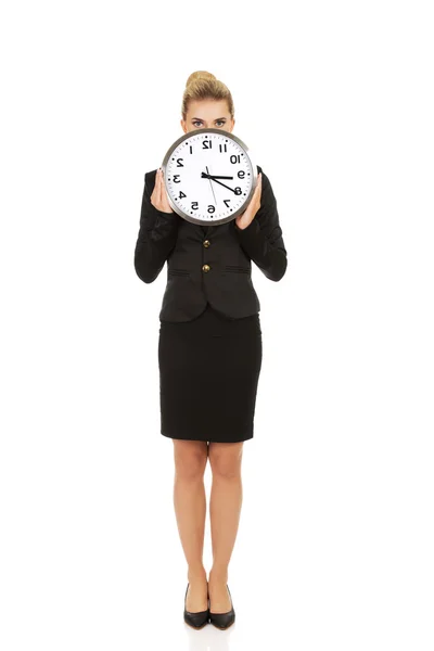 Geschäftsfrau mit Uhr - Zeitkonzept — Stockfoto