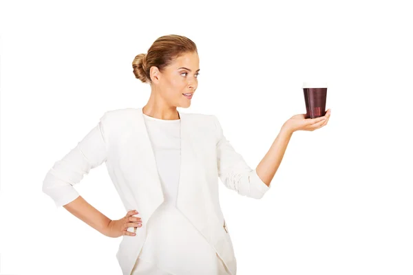 Podnikatelka pití kávy z papírového kelímku — Stock fotografie