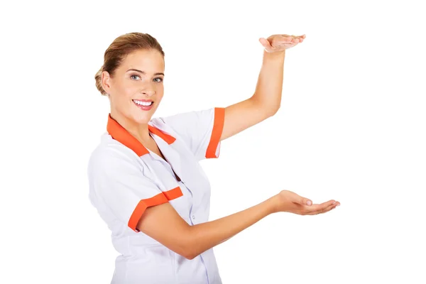 Uśmiechnięta kobieta lekarz lub pielęgniarka trzymać coś — Zdjęcie stockowe