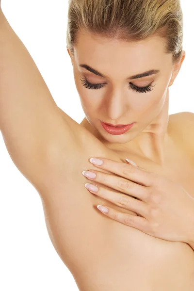 Jovem mulher verifica seu peito . — Fotografia de Stock
