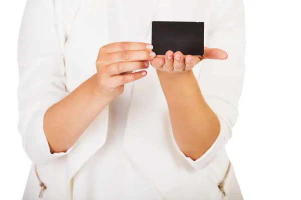 Young businesswoman shows business card — Stock Photo, Image