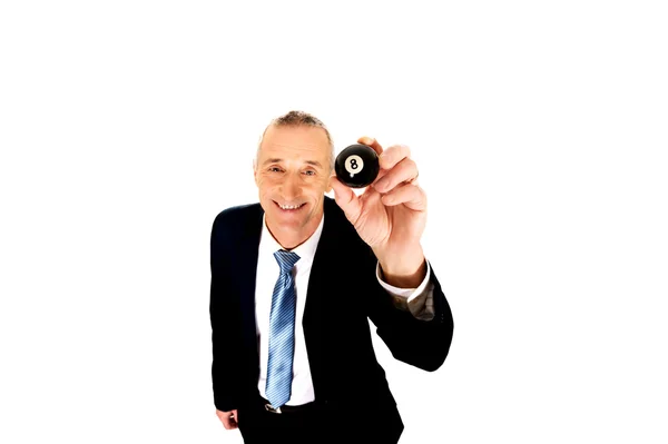 Бізнесмен тримає чорний більярдний м'яч — стокове фото