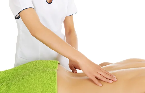 Jovem está sendo massageada . — Fotografia de Stock