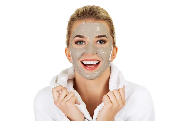 Joven mujer feliz con máscara facial . — Foto de Stock