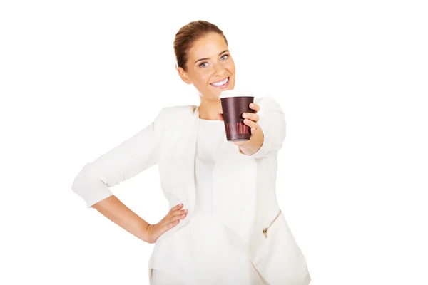 Podnikatelka pití kávy z papírového kelímku — Stock fotografie