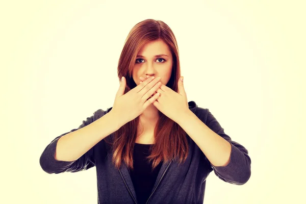 Jeune femme couvrant sa bouche avec les deux mains — Photo