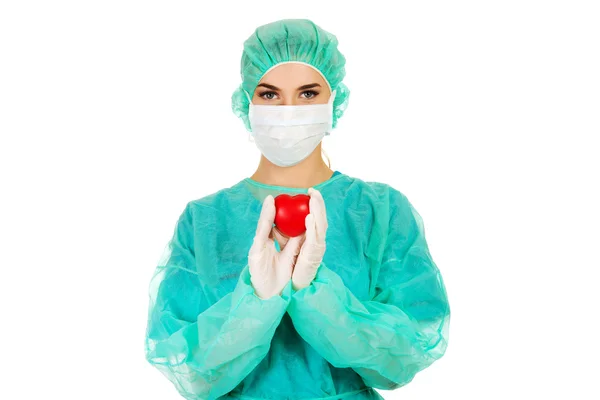 Kvinnliga kirurgen läkare anläggning hjärta — Stockfoto