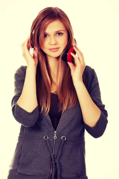 Mujer adolescente con auriculares rojos — Foto de Stock