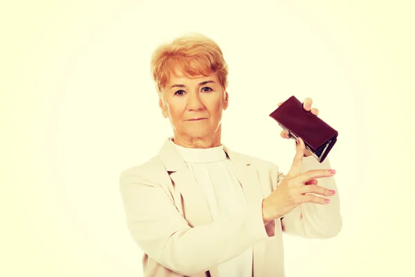 Donna anziana preoccupata con portafoglio vuoto — Foto Stock