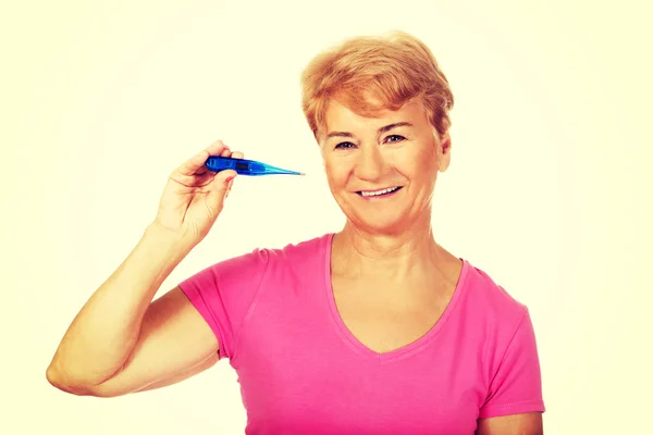 Sorrindo mulher idosa mostra termômetro — Fotografia de Stock