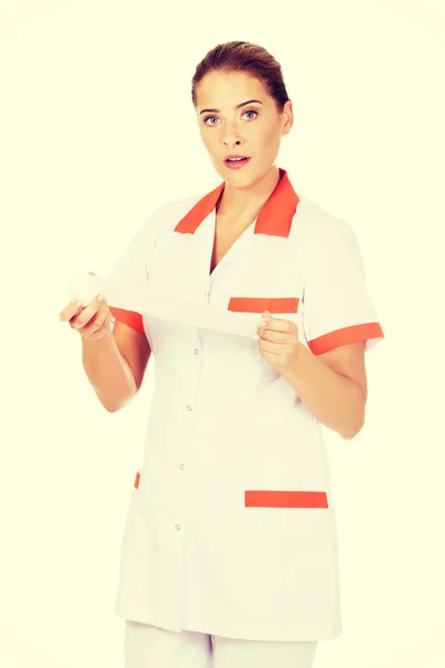 Genç kadın hemşire ya da doktor bir bandaj holding — Stok fotoğraf