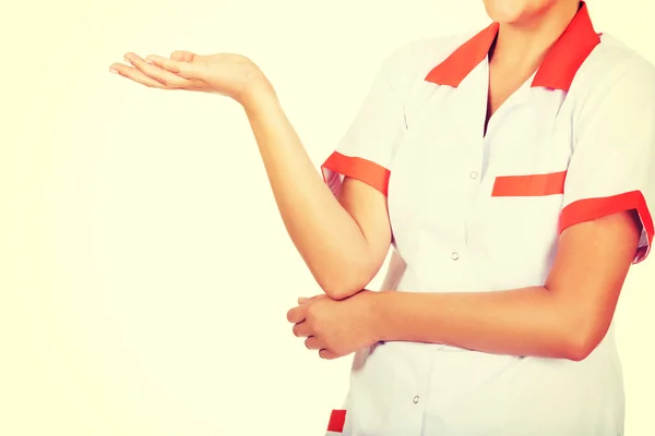 Lachende vrouwelijke arts of verpleegkundige wijzend op iets — Stockfoto