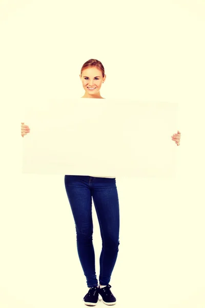 Ευτυχισμένος νεαρή γυναίκα με κενό billboard — Φωτογραφία Αρχείου