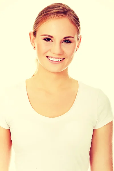 年轻微笑的金发女子，在白色 t 恤 — 图库照片
