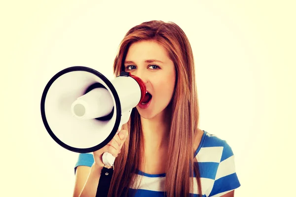 Nastoletnia kobieta krzyczy przez megafon — Zdjęcie stockowe