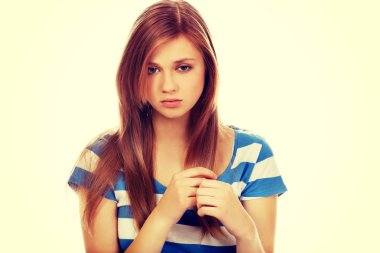 Katta oturan genç depresyon kadın