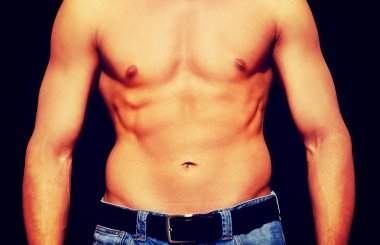 Kas gövde ile genç atletik erkek