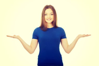 gülümseyen kadın bir şey avucunda gösterilen.