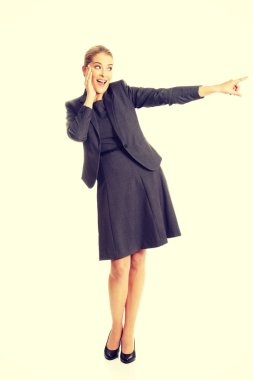 Hayret işkadını sağa işaret eden