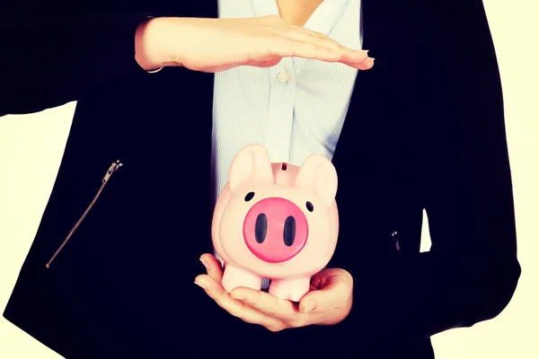 若いビジネス女性保護 piggybank. — ストック写真