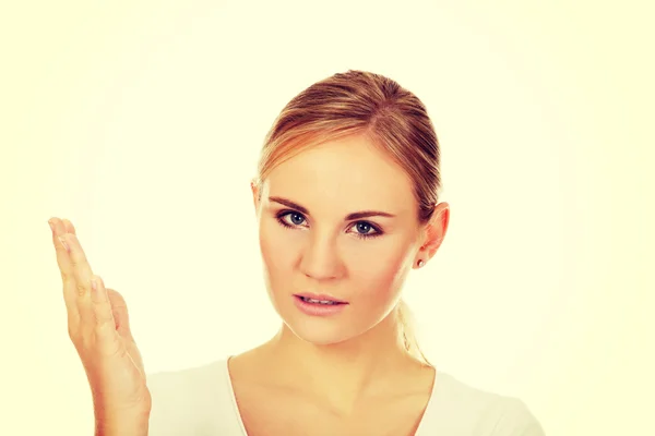 Boos jonge vrouw schreeuwen voor iemand — Stockfoto