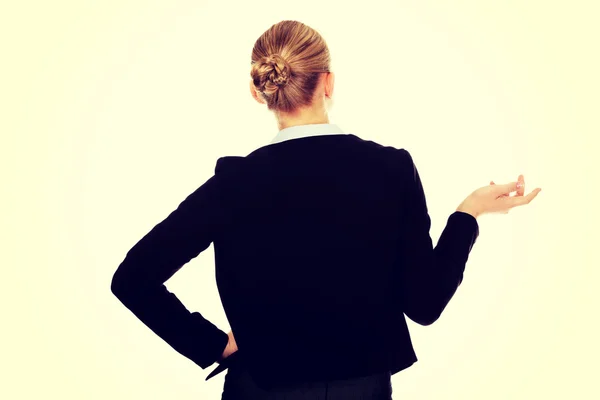 Вид сзади на деловую женщину, сжимающуюся с жестом "я не знаю" — стоковое фото