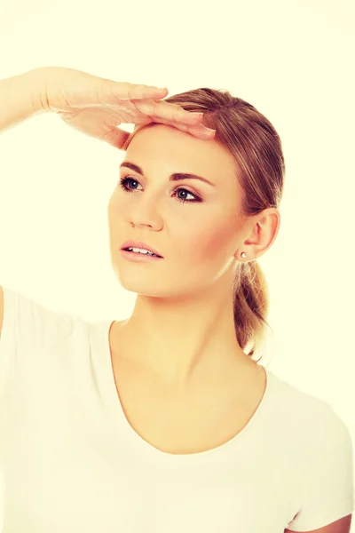 Junge Frau blickt in die Ferne. — Stockfoto