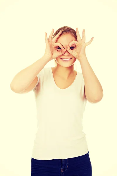 Giovane donna che fa le mani binocolo — Foto Stock