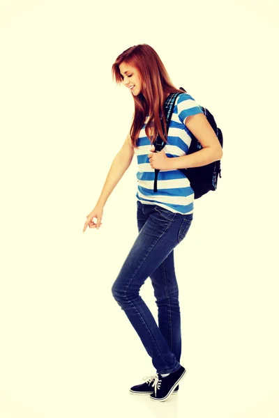 Mulher adolescente com mochila apontando para calmante — Fotografia de Stock