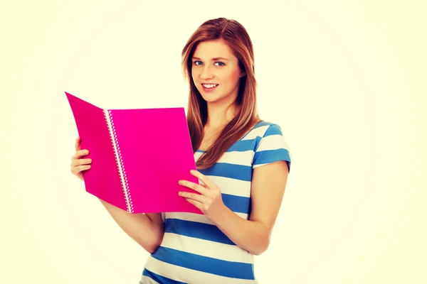 Lächelnde Teenagerin beim Lesen ihrer Notizen — Stockfoto