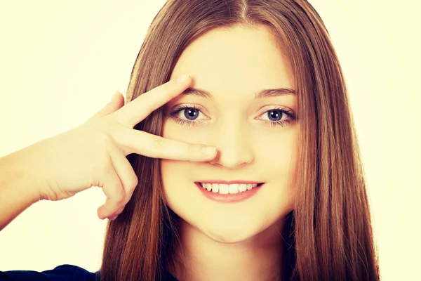 Adolescente feliz com sinal de vitória no olho . — Fotografia de Stock