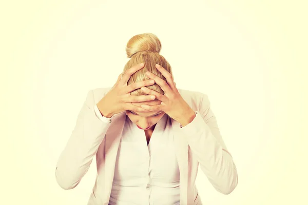 Biznes kobieta z ogromnym bólem głowy trzyma głowę — Zdjęcie stockowe