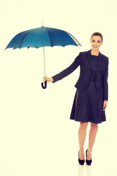 Zakenvrouw houdt blauw paraplu — Stockfoto