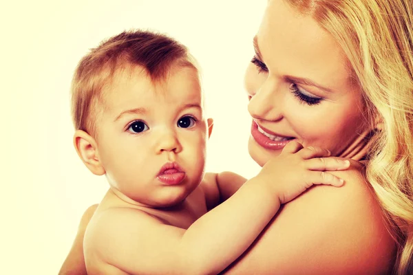 Jovem mãe com seu bebê adorável — Fotografia de Stock