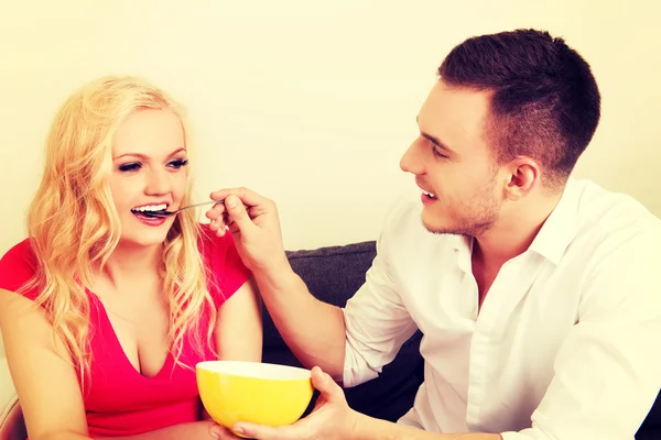 Encantador casal comendo juntos de uma tigela — Fotografia de Stock