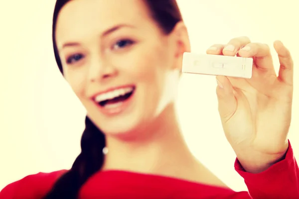 Glückliche junge Frau zeigt positiven Schwangerschaftstest — Stockfoto