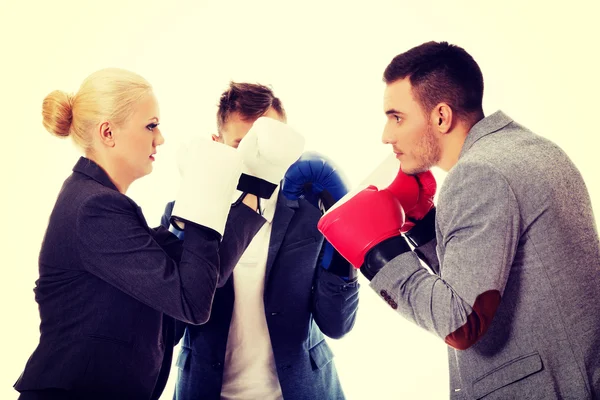 Tres hombres de negocios que usan guantes de boxeo comienzan una pelea de competición —  Fotos de Stock