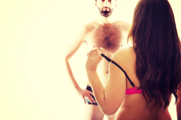 Сексуально привлекательная женщина снимает лифчик . — стоковое фото