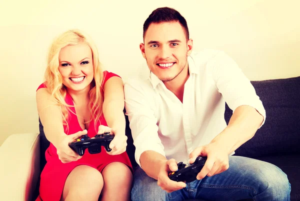 Szczęśliwa młoda para gra w gry wideo — Zdjęcie stockowe