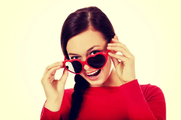 Happy bruneta žena s sluneční brýle ve tvaru srdce — Stock fotografie