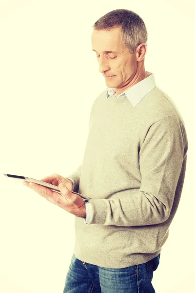 Érett férfi digitális tabletta — Stock Fotó