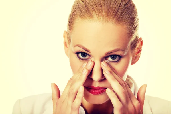 Junge Geschäftsfrau mit Nasennebenhöhlenschmerzen — Stockfoto